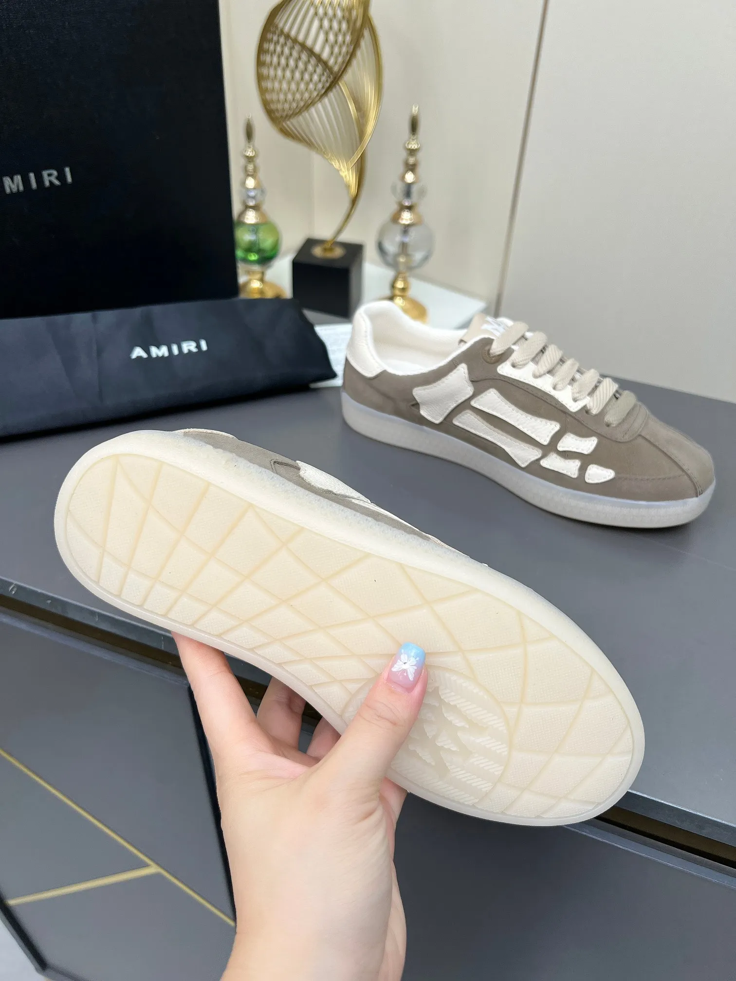 Men's Men's Shoes 💰580 Bone Shoes · AMIRI Skel-Top AMIRI 🔥 launches a new "ThePacific" series of low-top casual sports moral training shoes in the early spring of 2025. This iconic shoe covers men's and women's shoes, drawing inspiration from the brand's classic sports style and elegantly integrating West Coast style. "The Pacific" contrasting five-pointed star series is rooted in Amiri's unique California genes, showing the freedom and leisure atmosphere of the West Coast. This series launches two styles that incorporate the brand's iconic elements: the leather version is made of pure white leather with a same-color sole, and is embellished with star patterns on the side of the shoe, just like the bright starry sky of California. The black and ocean blue colors are shared by men and women, and there is also a red star model exclusive for men and a light pink star model exclusive for women. The suede model is decorated with the brand's classic bone pattern on the side of the shoe. The rubber sole and suede fabric complement each other. The color scheme covers black, chocolate and sand, and is suitable for both men and women. Made of imported cowhide and decorated with bone pieces on the sides of the upper, it is novel and unique and has a good three-dimensional effect! High-density breathable mesh lining + original molded TPU outsole 🙏 Recommended by celebrities, bloggers and internet celebrities, 🚵🏻 an indispensable item for shopping, partying and traveling. One of the most unmissable sneakers in 2025 ✦Color: 10 colors available ✦Size: Women’s size 35--40 ✦Size: Men’s size 39--45